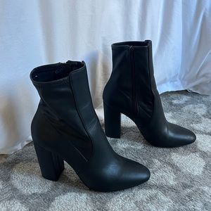 Super cute Aldo heeled boots